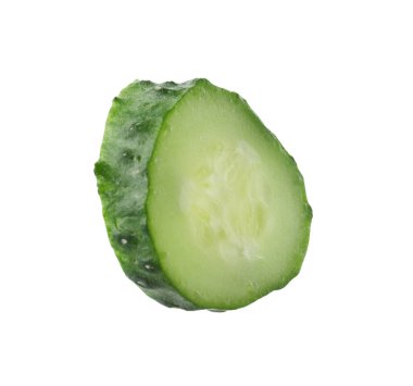 Beyaz üzerine izole edilmiş taze salatalık dilimi.