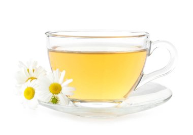 Cam bardakta Aromatik çay ve beyaz papatya çiçekleri