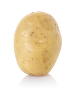 bir taze Çiğ patates üzerinde beyaz izole