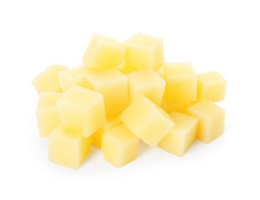 Çiğ patates parçaları beyaz üzerine izole edilmiş.