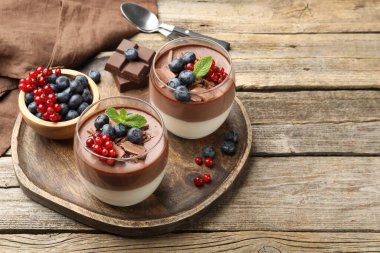 Çikolatalı, böğürtlenli ve nane şekerli nefis panna cotta, yakın plan. Metin için boşluk