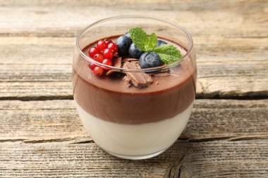 Çikolatalı, böğürtlenli ve nane şekerli nefis panna cotta.