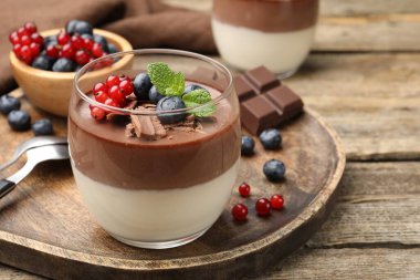 Çikolatalı, böğürtlenli ve nane şekerli nefis panna cotta.