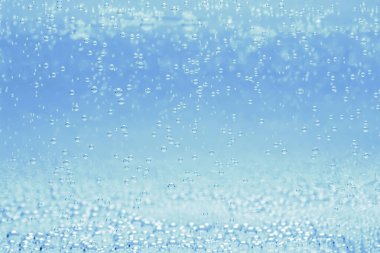 Bardakta gaz kabarcıkları olan soda, yakın çekim.