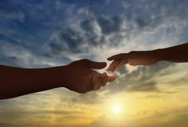 Kadın ve erkek gün batımında birbirine yaklaşır. Birbirlerine yaklaşırlar.