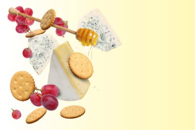 Bej renkli arka planda havadaki peynir ürünleri. Farklı peynir, üzüm, kraker ve bal çeşitleri.