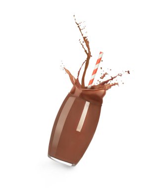 Çikolatalı süt beyaz arka planda bardağa sıçrıyor.