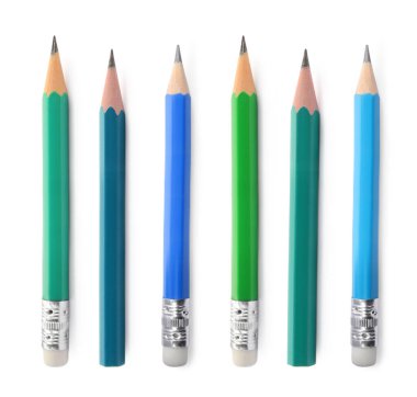 Beyaza izole edilmiş farklı grafit kalemler.