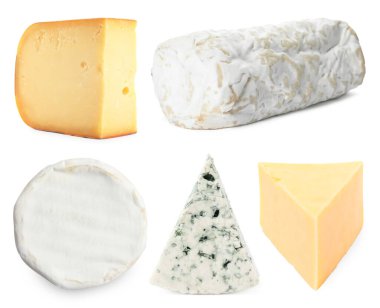 Beyazlar üzerinde izole edilmiş farklı peynir çeşitleri.