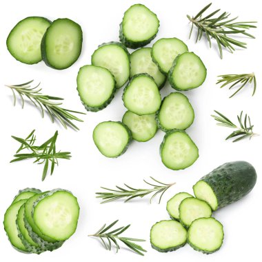 Taze salatalık ve biberiye beyaza izole edilmiş.