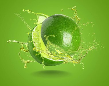 Taze kireç kesimi ve yeşil arka planda bir tutam içki.