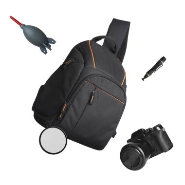 Fotoğrafçının sırt çantası ve beyaz arka planda uçuşan profesyonel ekipman.