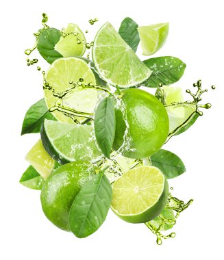 Taze limon ve su sıçratan içecekler beyaz arka planda