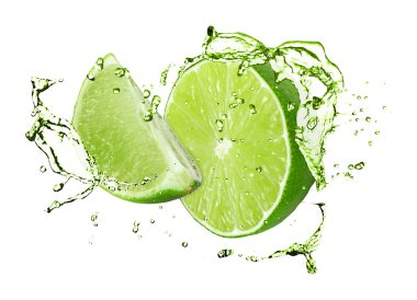 Taze kireç ve içecek beyaz arka planda havaya sıçrar