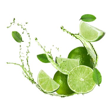 Taze limonlar, yapraklar ve içecekler beyaz arka plana sıçrıyor.