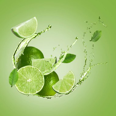 Taze limonlar, yapraklar ve içecekler yeşil arka planda havada sıçrıyor.