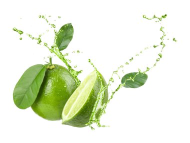 Taze limonlar, yapraklar ve içecekler beyaz arka plana sıçrıyor.