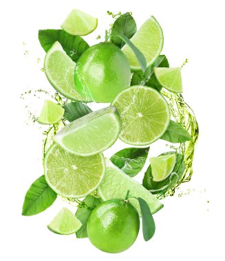 Taze limon ve su sıçratan içecekler beyaz arka planda