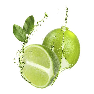 Taze limonlar, yapraklar ve içecekler beyaz arka plana sıçrıyor.