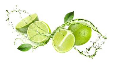 Taze limonlar, yapraklar ve içecekler beyaz arka plana sıçrıyor.