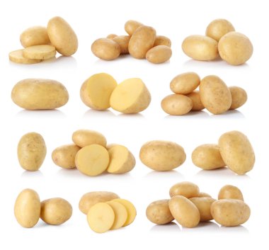 Beyazlar üzerinde taze çiğ patates.