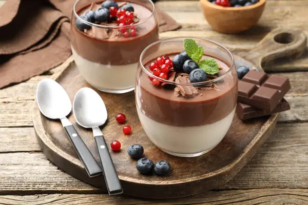 Çikolatalı, böğürtlenli ve nane şekerli nefis panna cotta.