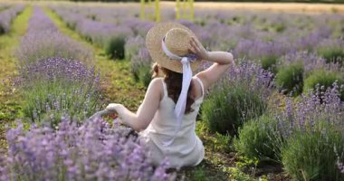 Tarlada, arka planda güzel lavanta çiçekleri kokan kadın.