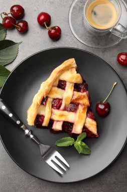 Lezzetli vişneli turta ve böğürtlenler gri masada, düz yatıyordu.