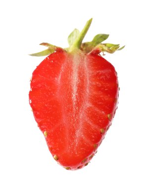 Olgun çilek parçası beyaza izole edilmiş.