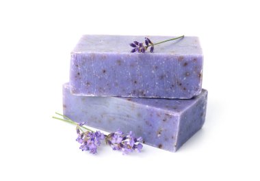 Sabun barları ve lavanta çiçekleri beyaza izole edilmiş.