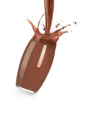 Beyaz arka plana çikolatalı süt dökmek