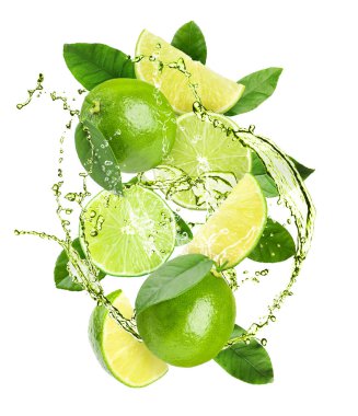 Taze limon ve su sıçratan içecekler beyaz arka planda