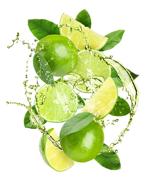 Taze limon ve su sıçratan içecekler beyaz arka planda