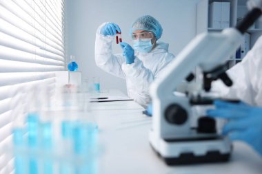 Tıbbi analiz. Laboratuvarda kan örnekleriyle çalışan bir bilim adamı.