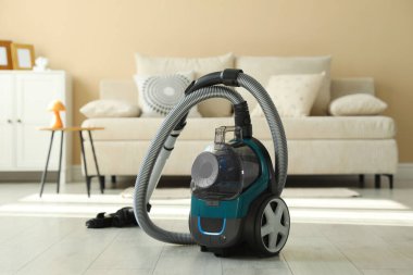 Evin zemininde bir elektrikli süpürge var. Ev aletleri