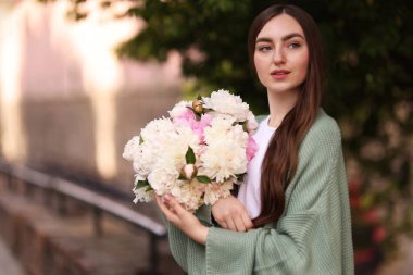 Güzel şakayık demeti olan çekici bir kadın.