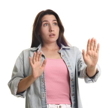 Beyaz arka planda panik atak geçiren bir kadın.