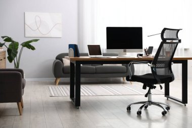 Modern bilgisayarlı, kapalı mekanlı, şık bir iş yeri.