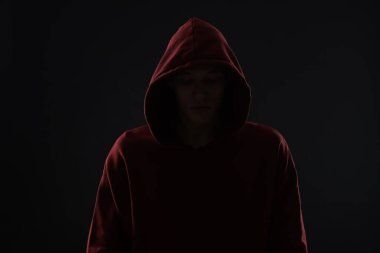 Anonimlik. Karanlıkta yüzünü saklayan bir adam