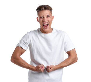 Kuvvet. Duygusal adam beyaz arka planda kaslarını gösteriyor