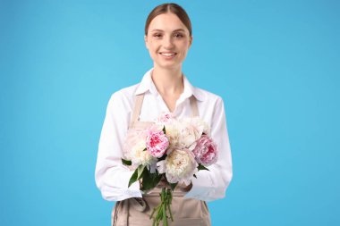 Açık mavi arka planda güzel şakayık demeti olan bir çiçekçi.