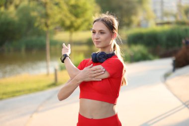 Genç sporcu kadın dışarıda sabah egzersizi yapıyor. Sağlıklı yaşam tarzı
