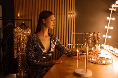 Güzel bir kadın tuvalet masasında hazırlanıyor.