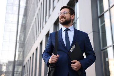 Ofis binasının yanındaki panoda başarılı bir iş adamı.