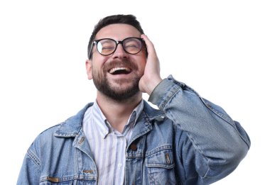 Beyaz arka planda gülen yakışıklı bir adam. Pozitif duygu