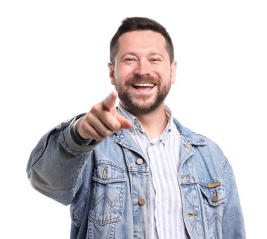 Yakışıklı adam gülüyor ve beyaz arka plandaki bir şeye işaret ediyor. Pozitif duygu