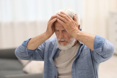 Üst düzey adam evde baş ağrısı acı