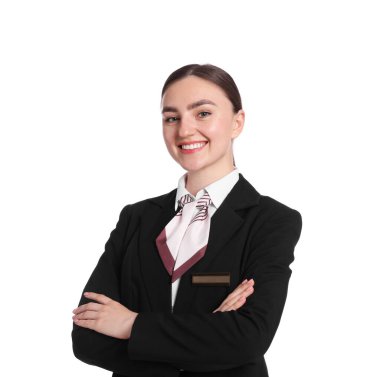 Beyaz arka planda çapraz kollu, üniformalı, gülümseyen resepsiyonist.