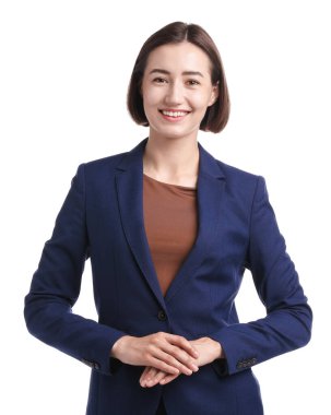 Beyaz arka planda üniformalı gülümseyen hostes portresi