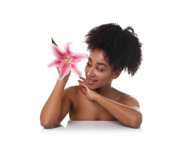 Beyaz arka planda kaplıca tedavisinden sonra çiçekli güzel Brezilyalı kadın portresi